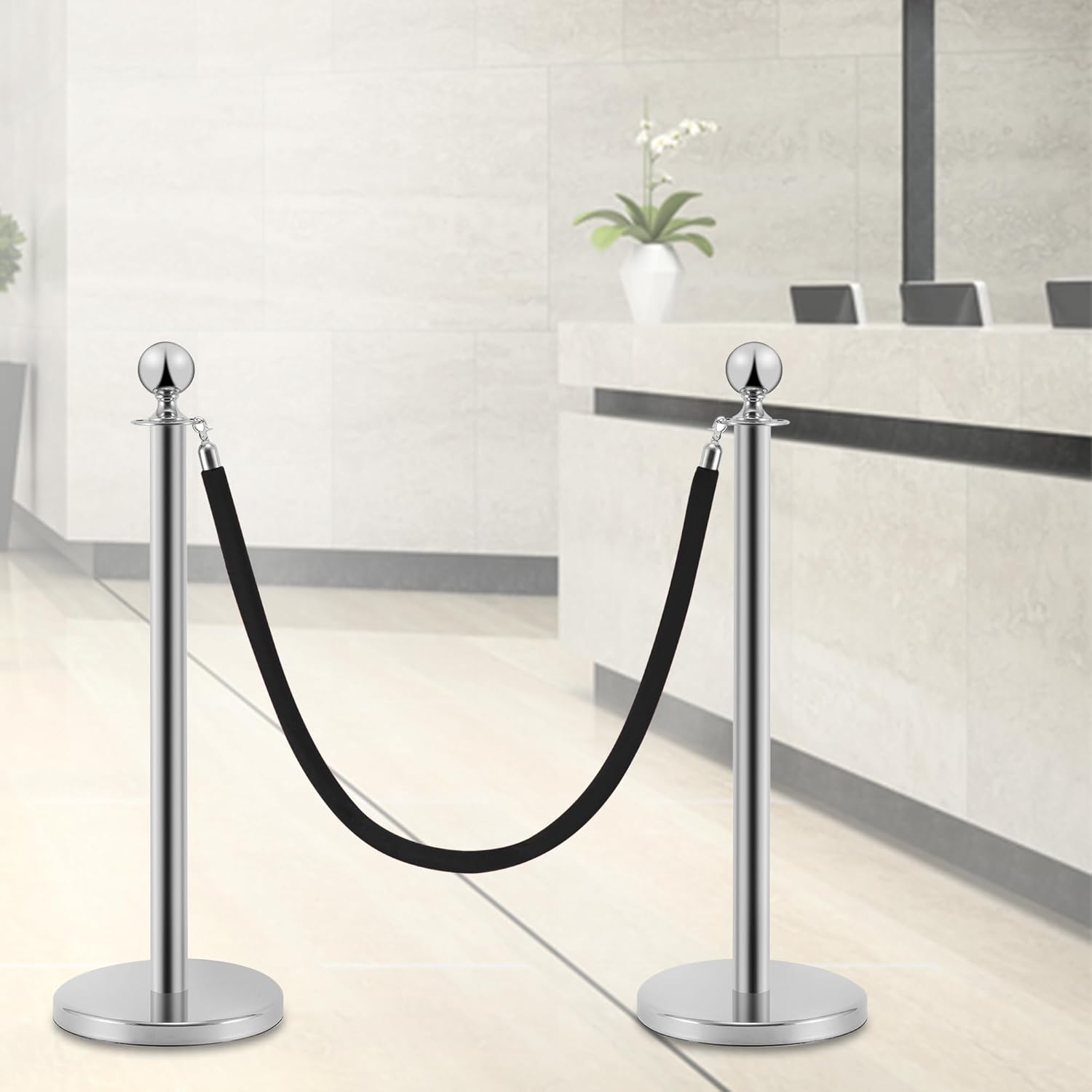 Postes Separadores de Acero Inoxidable 2 Piezas, 90 cm de Altura, Plateados con Cuerda de Terciopelo Negro de 1,5 m - Imagen 6
